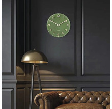 Wanduhr im Wohnzimmer mit Stehlampe und Ledersofa