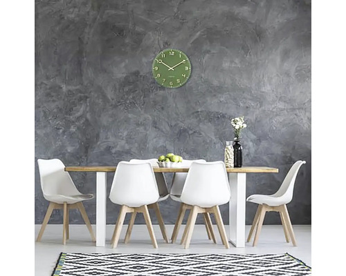 Esszimmer mit Esstisch, Stühlen, Wanduhr und Teppich