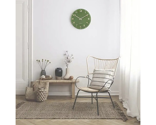 Wohnzimmer Szene mit grüner Wanduhr, Sessel und Teppich