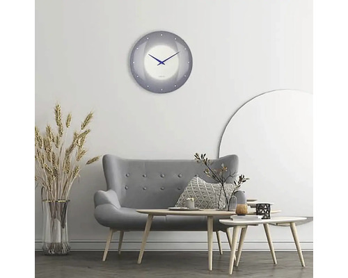 Wohnzimmer mit grauem Sofa, Holztischen und runder Wanduhr