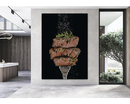 Dekoratives Wandbild mit Fleischstücken auf einer Gabel im modernen Raum.