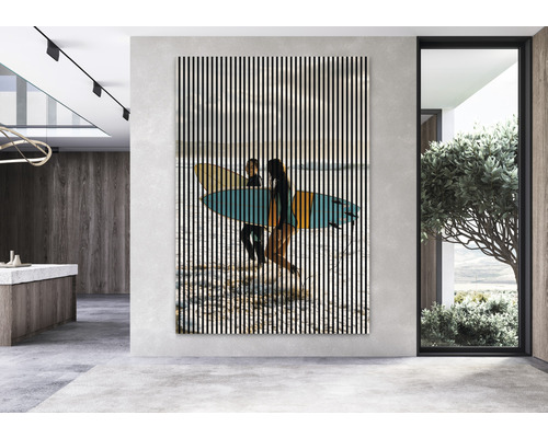Dekoratives Wandbild mit Surfmotiv und vertikalen Linien in modernem Wohnraum.