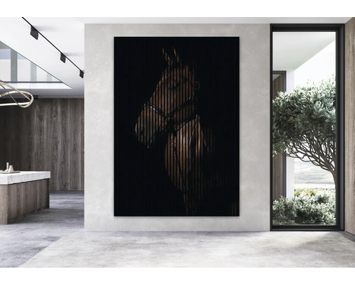 Modernes Wohnzimmer mit einem Kunstwerk, das ein Pferd darstellt.