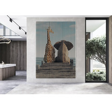 Dekoratives Wandbild mit Giraffen- und Elefantenmotiv, dargestellt durch vertikale Streifen.