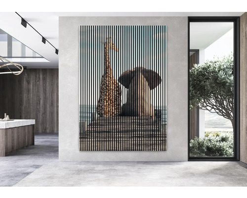 Dekoratives Wandbild mit Giraffen- und Elefantenmotiv, dargestellt durch vertikale Streifen.