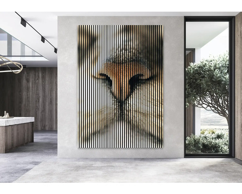 Image murale décorative avec motif animalier et rayures verticales dans une pièce moderne