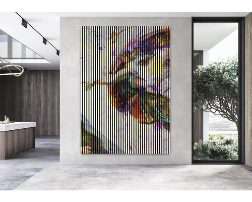 Abstraktes Wandbild mit vertikalen Streifen in einem modernen Raum.