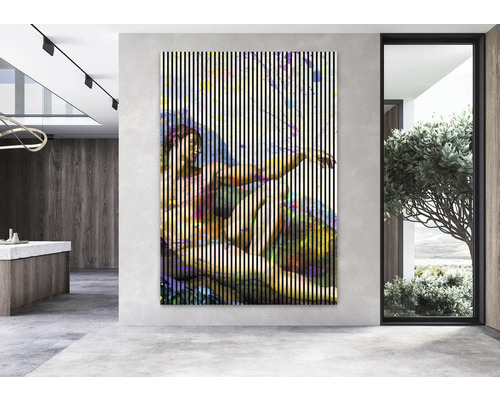 Dekoratives Wandbild mit vertikalen Streifen und farbenfrohem Kunstmotiv in modernem Raum