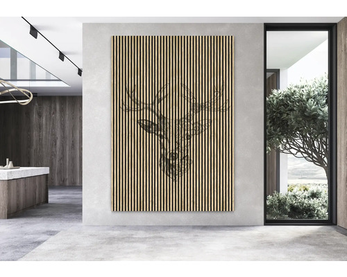 Panneau mural avec motif de cerf en lattes de bois dans une pièce moderne