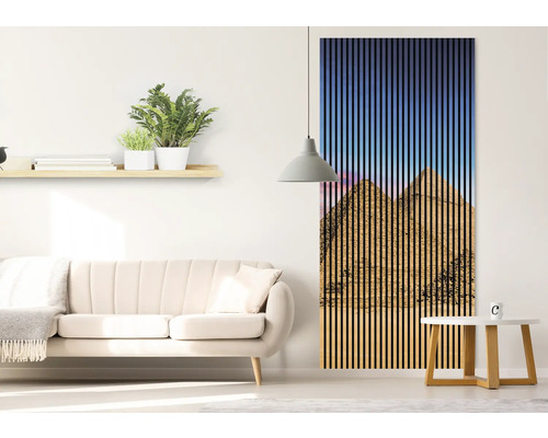 Salon avec canapé, lampe et panneau mural avec motif de montagne