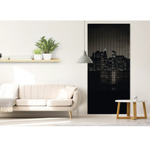 Wohnzimmer mit Sofa, Beistelltisch und Wandpaneel mit Skyline-Motiv