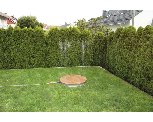 Garten mit Rasen und einer Bewässerungsanlage