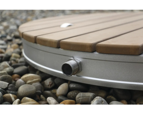 Detail einer runden Außendusche mit Holzrost und Wasseranschluss