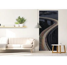 Wohnzimmer mit Sofa, Regal, Beistelltisch, Lampe und Akustikpaneel mit Straßenmotiv