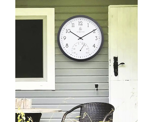 Analoge Wanduhr mit Thermometer für den Außenbereich an Hauswand