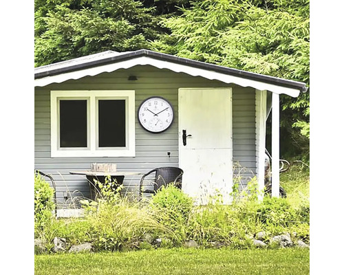 Gartenhaus mit Uhr und Thermometer an der Wand