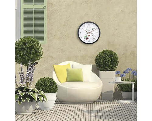 Terrasse mit Sitzgelegenheit, Beistelltisch und Wanduhr