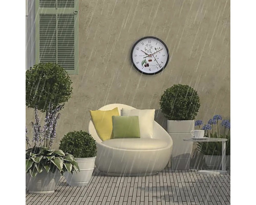 Regenwetter auf der Terrasse mit Outdoor-Sitzgelegenheit und Wanduhr