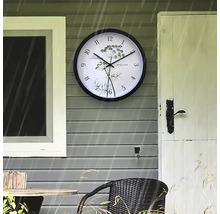 Wanduhr mit Kräutermotiv an Hauswand