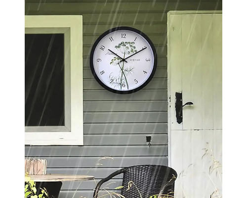 Wanduhr mit Kräutermotiv an Hauswand