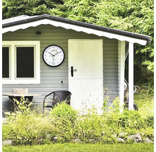 Gartenhaus mit Uhr, Tisch und Stuhl vor Bäumen