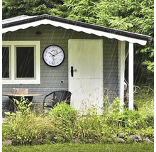 Gartenhaus mit Tisch, Stuhl und Uhr im Regen