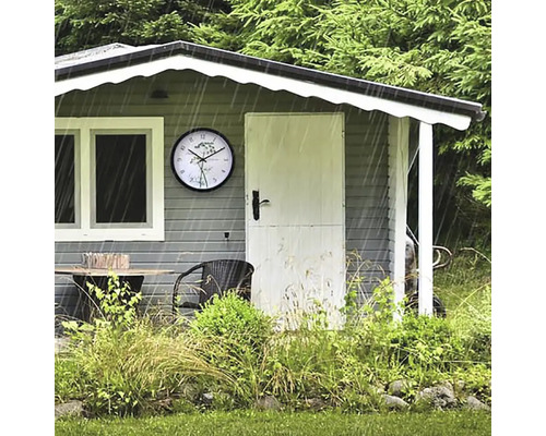 Gartenhaus mit Tisch, Stuhl und Uhr im Regen