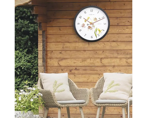 Gartenszene mit Wanduhr, Stühlen und Kissen