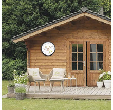 Gartenhaus mit Wanduhr, Gartenmöbeln und Dekorationen