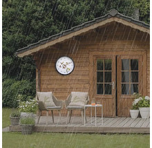 Szene mit Gartenhaus, Gartenmöbeln und einer Wanduhr im Regen.
