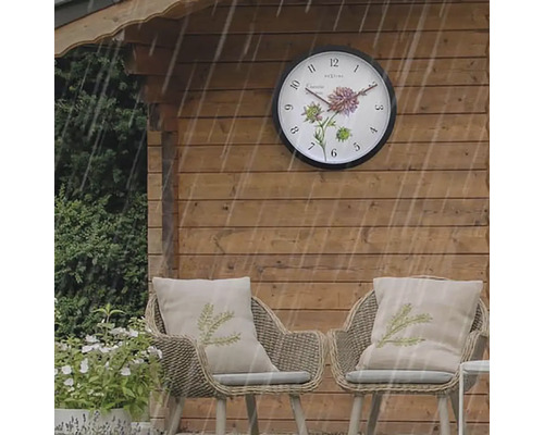 Gartenhaus mit Outdoor Uhr und zwei Rattansesseln mit Kissen