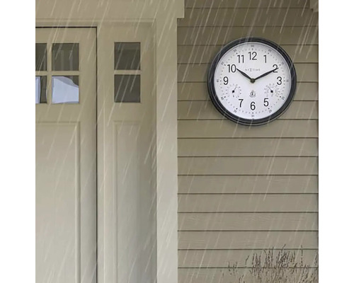 Wanduhr mit Thermometer und Hygrometer im Aussenbereich bei Regen