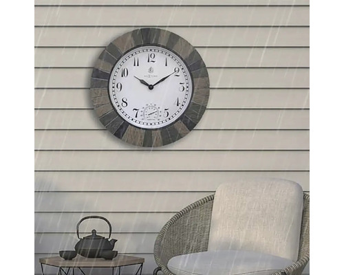 Horloge murale avec thermomètre sur une terrasse avec des meubles