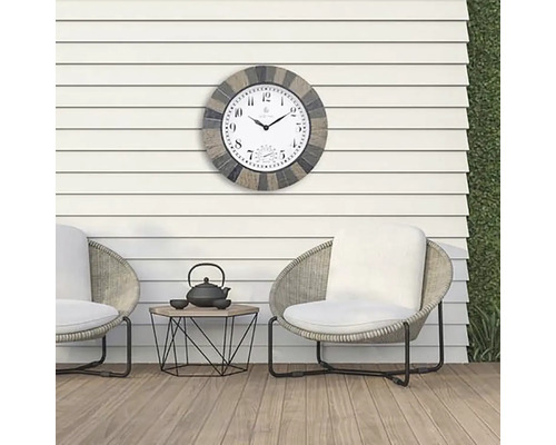 Espace extérieur avec deux chaises, une table et une horloge murale