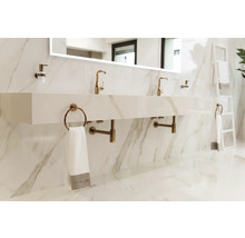 Salle de bain moderne avec double vasque, robinetterie et serviettes