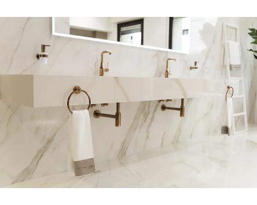 Salle de bain moderne avec double vasque, robinetterie et serviettes