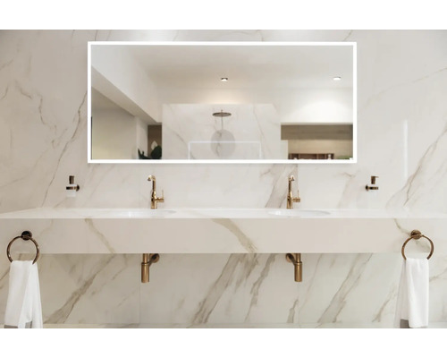 Salle de bain lumineuse avec double vasque et miroir rectangulaire avec éclairage