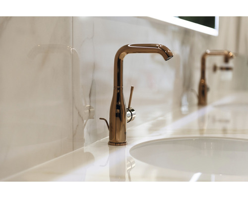 Gros plan d''un robinet de lavabo dans une salle de bains.