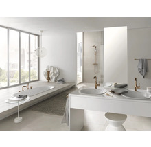 Salle de bains lumineuse avec baignoire, meuble-lavabo avec double vasque, miroir et baie vitrée