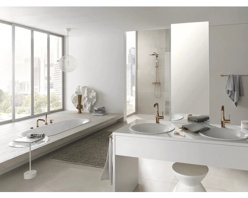 Salle de bains lumineuse avec baignoire, meuble-lavabo avec double vasque, miroir et baie vitrée