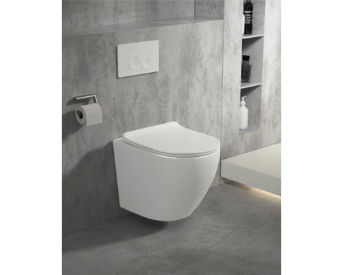 Wandhängendes WC mit Betätigungsplatte in modernem Badezimmer