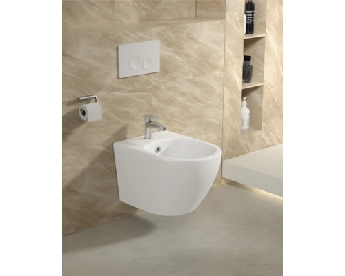 Wandbidet mit Armatur und Betätigungsplatte in einem Badezimmer.