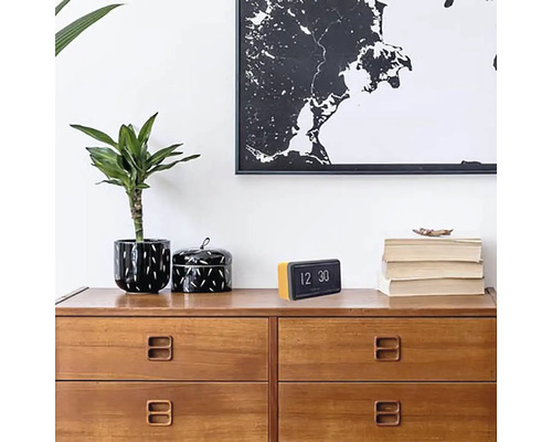 Commode avec plante d''intérieur, décoration et horloge numérique