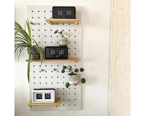 Étagère murale avec motif perforé, étagères en bois, plantes d''intérieur et horloges
