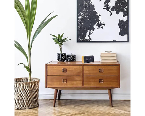 Commode à quatre tiroirs, décoration et plantes d''intérieur