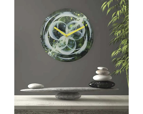 Horloge murale décorative avec motif abstrait et aiguilles jaunes