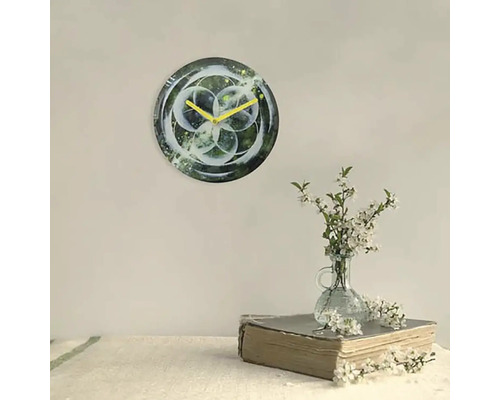 Horloge murale décorative avec un design abstrait dans un salon