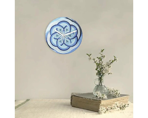 Horloge murale décorative avec motif floral dans le salon