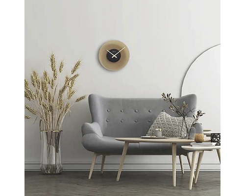 Wohnzimmer mit grauer Couch, Tisch und Wanduhr