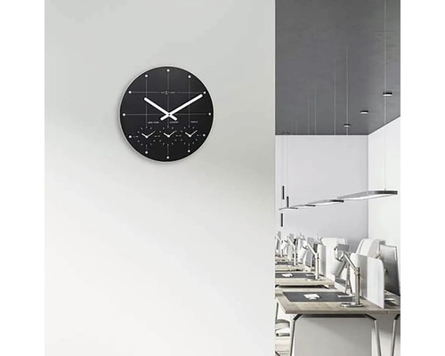 Horloge murale avec fonction heure universelle dans un bureau